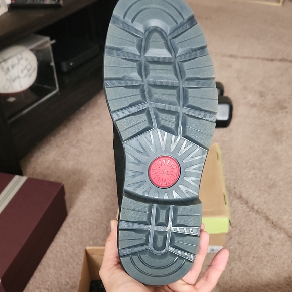 UGG NEVER WORN BILTMORE HIKER Black Boots with Red Laces - Picture 4 of 8